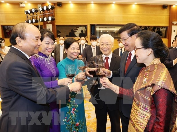Party General Secretary Nguyen Phu Trong and Lao Party General Secretary and State President Thongloun Sisoulith toast the solidarity and friendship between the the two countries. (Photo: VNA)