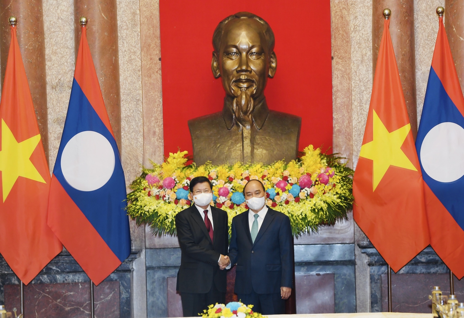 Top Lao leader wraps up visit to Vietnam with fruitful results