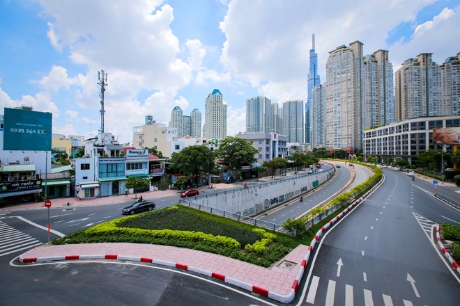 A deserted street in Ho Chi Minh city during the social distancing period. Photo Zing News