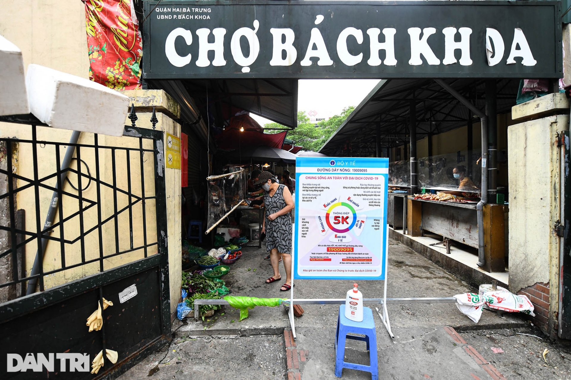 Hanoi Markets Use Creative Ideas to Protect People During Pandemic