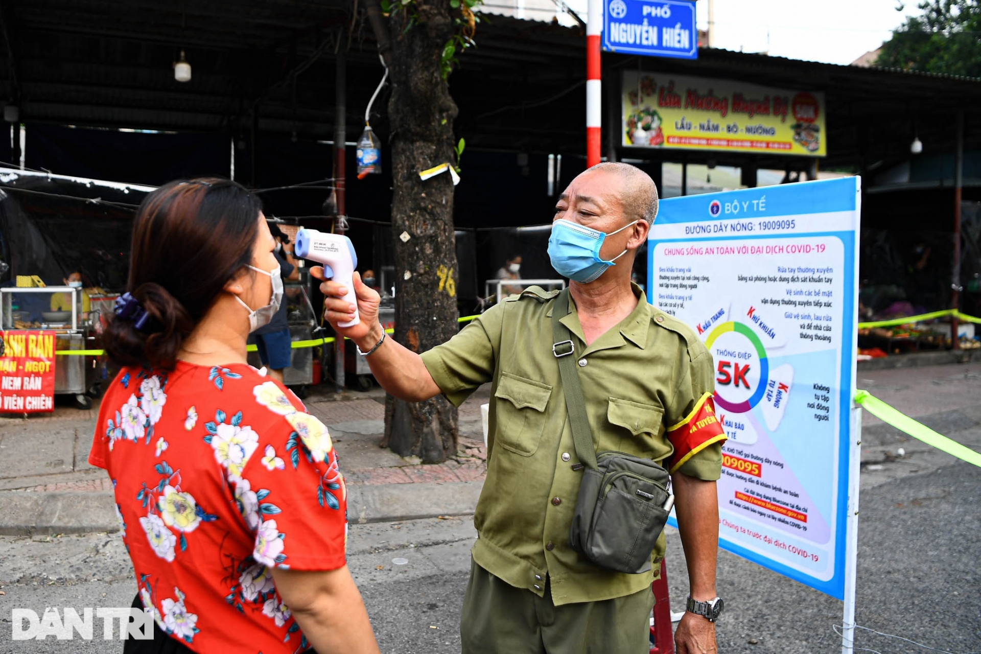 Hanoi Markets Use Creative Ideas to Protect People During Pandemic