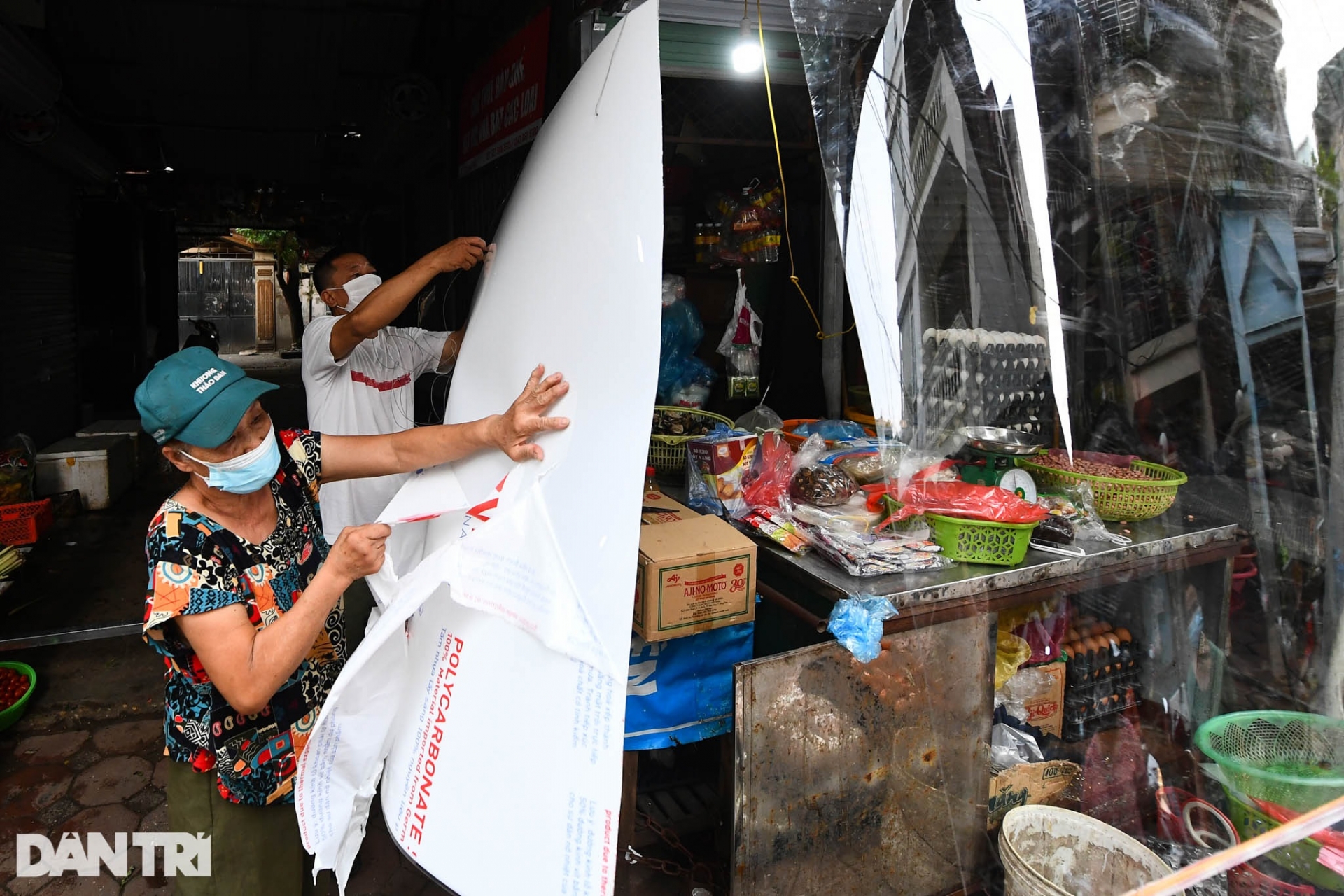 Hanoi Markets Use Creative Ideas to Protect People During Pandemic