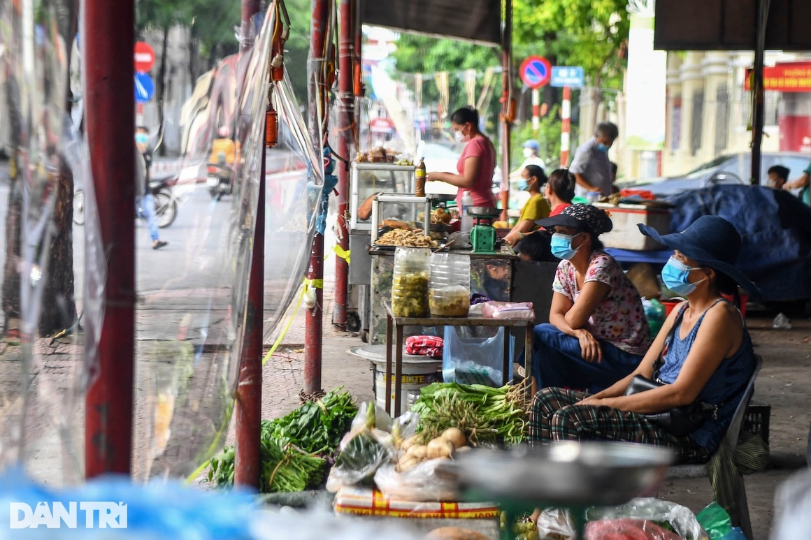 Hanoi Markets Use Creative Ideas to Protect People During Pandemic