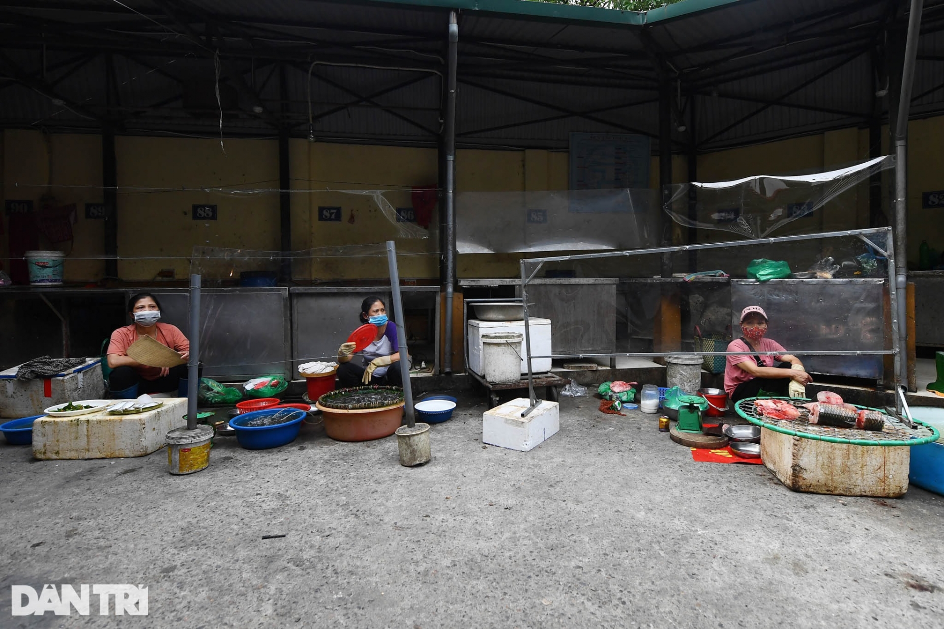 Hanoi Markets Use Creative Ideas to Protect People During Pandemic