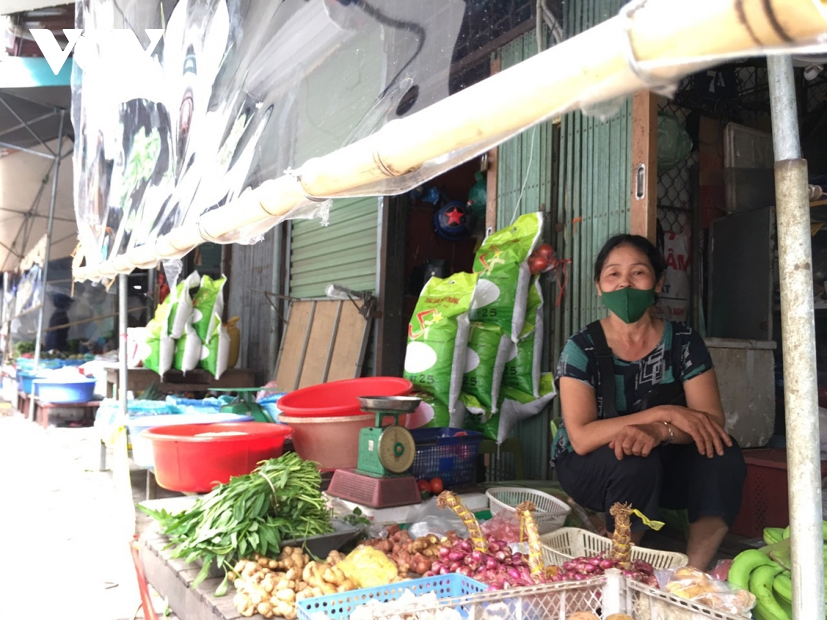 Hanoi Markets Use Creative Ideas to Protect People During Pandemic