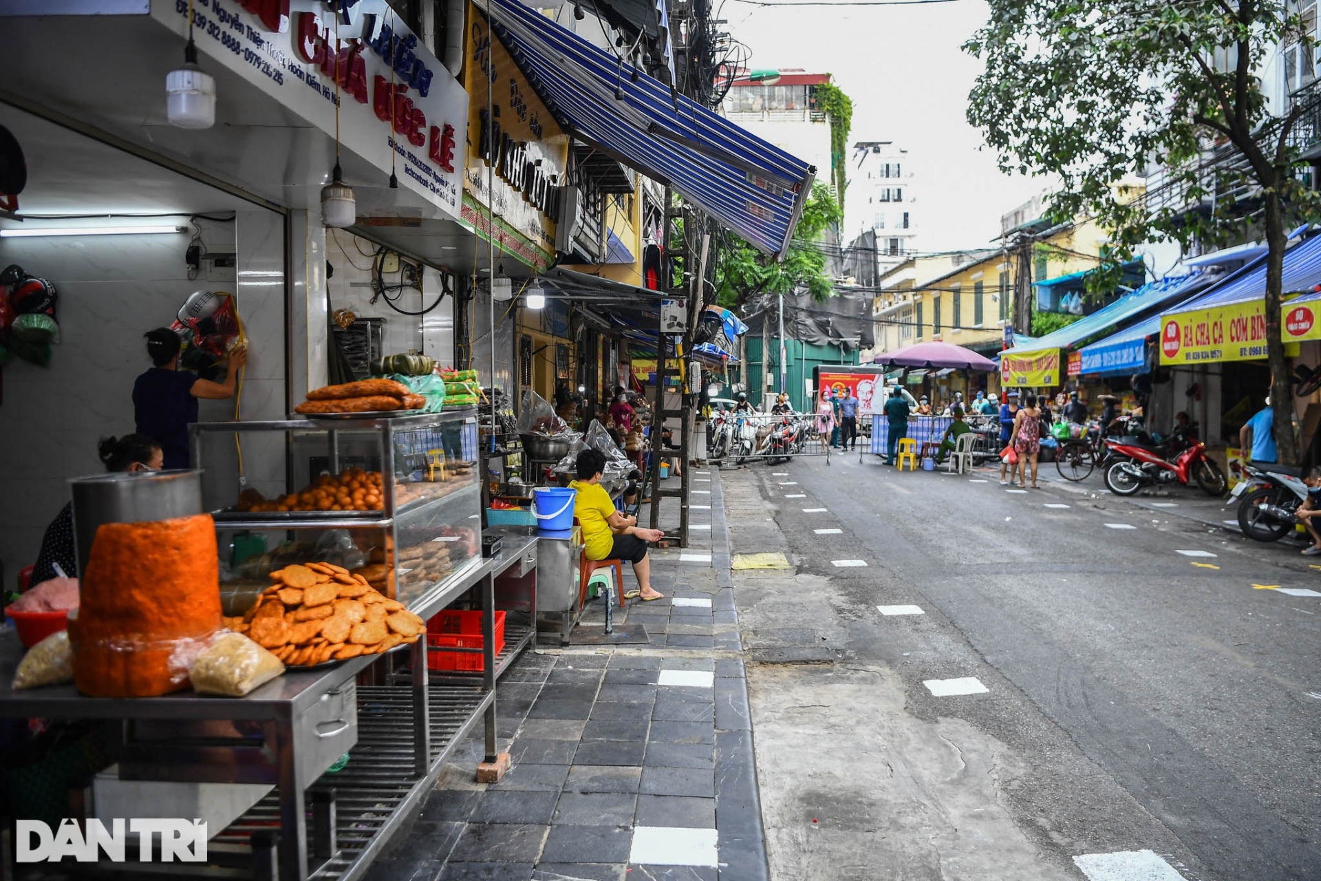 Hanoi Markets Use Creative Ideas to Protect People During Pandemic