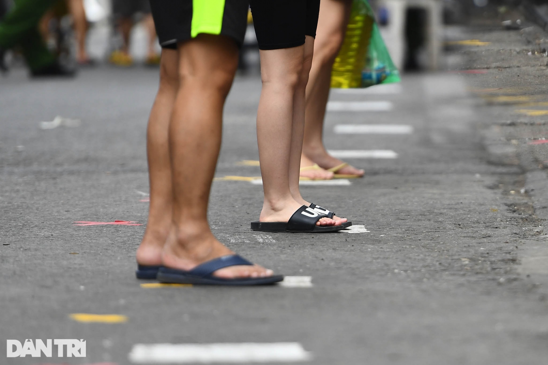 Hanoi Markets Use Creative Ideas to Protect People During Pandemic