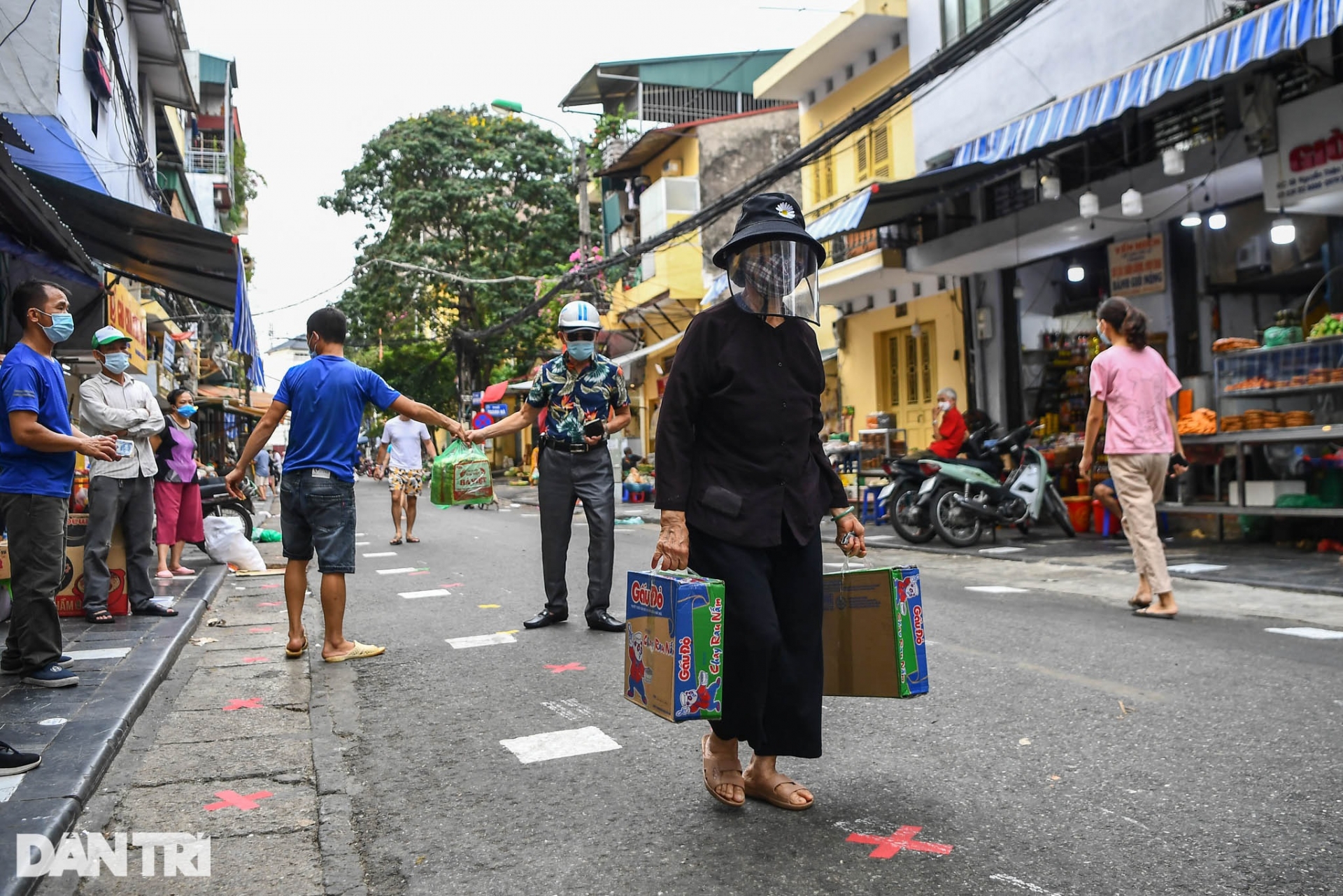 Hanoi Markets Use Creative Ideas to Protect People During Pandemic