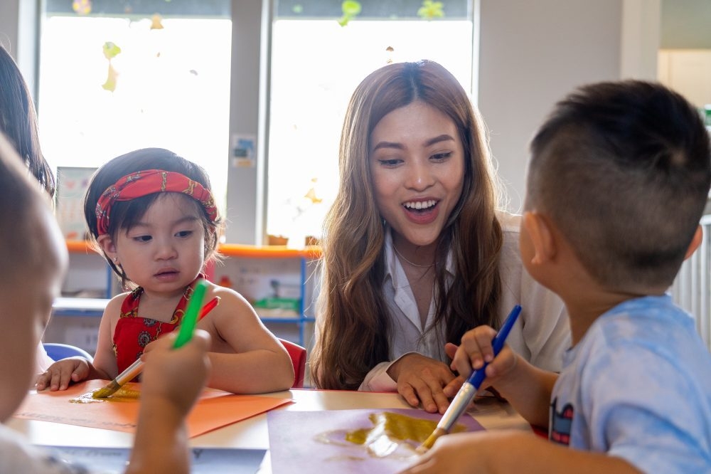 Ngoc Ho teaches children to draw. Photo Market Place