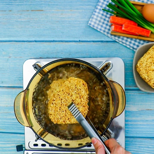 How to Turn Instant Noodles Into Tasty Pizza: Quick and Easy Recipe for Lockdown Living