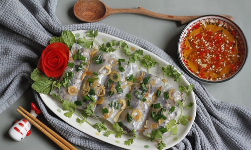 a vietnamese delicacy making banh cuon from rice paper with video