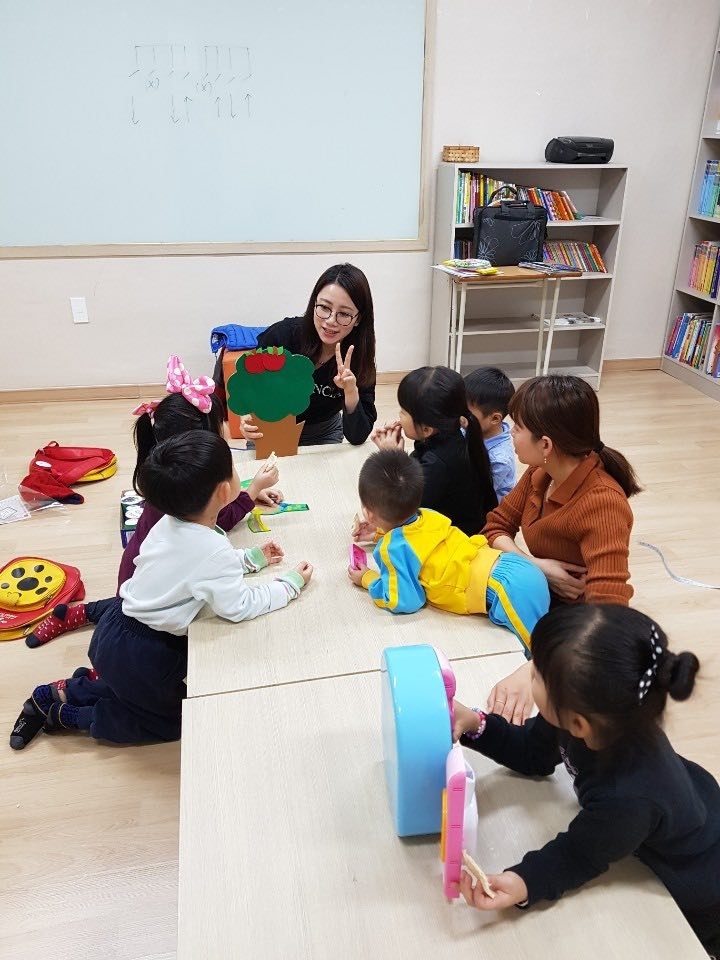 Vietnamese Brides and Children from Multicultural Families in South Korea Need Language Assistance