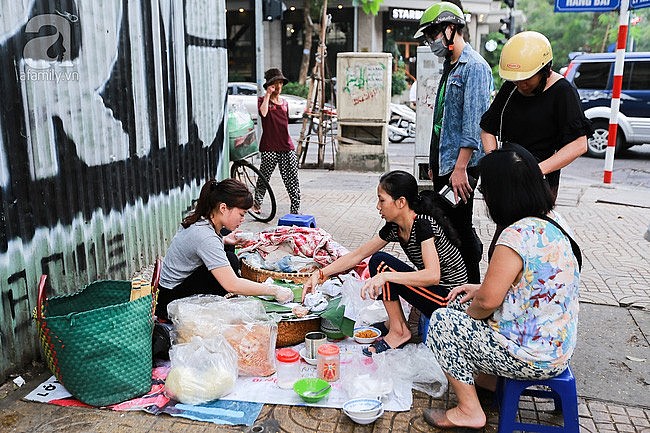 A streetside sticky rice stall on Hang Bai street in Hanoi. Photo Nhan Dan