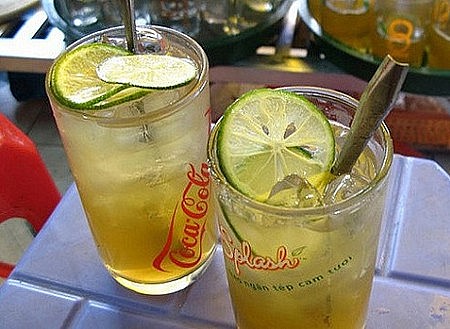 A street-side iced lemon tea stall in Hanoi. Photo afamily