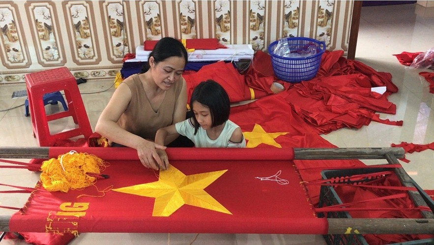 National Flag Making Tradition Preserved By Three-Generation Family In Hanoi’s Outskirts