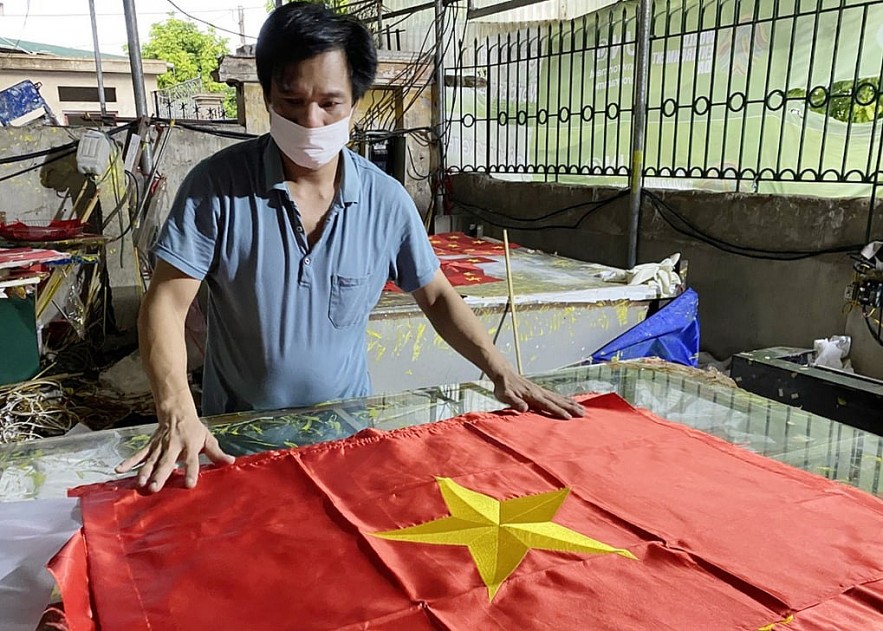 National Flag Making Tradition Preserved By Three-Generation Family In Hanoi’s Outskirts