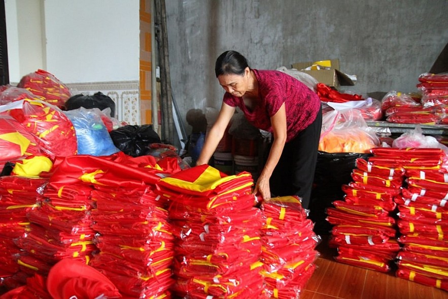 National Flag Making Tradition Preserved By Three-Generation Family In Hanoi’s Outskirts