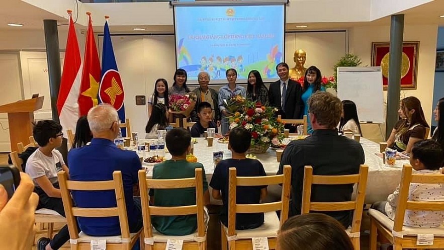 Vietnamese Language Classes Open in Ukraine, Netherlands