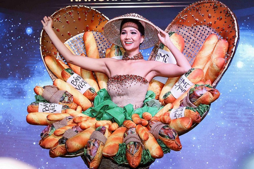 H'Hen Nie wore a bánh mì-inspired costume for this year's Miss Universe.