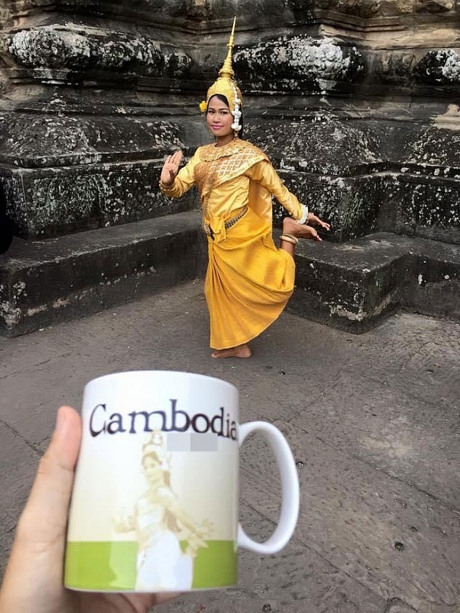Vietnamese Man Travels World, Recreates Images from Souvenir Cups