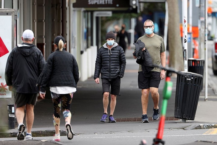 People in Auckland wear face masks while doing exercise outdoor in August. Photo REUTERS