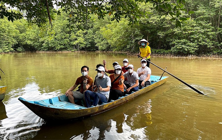 Tourists from Ho Chi Minh City take tours to Cu Chi and Can Gio in October. Photo 