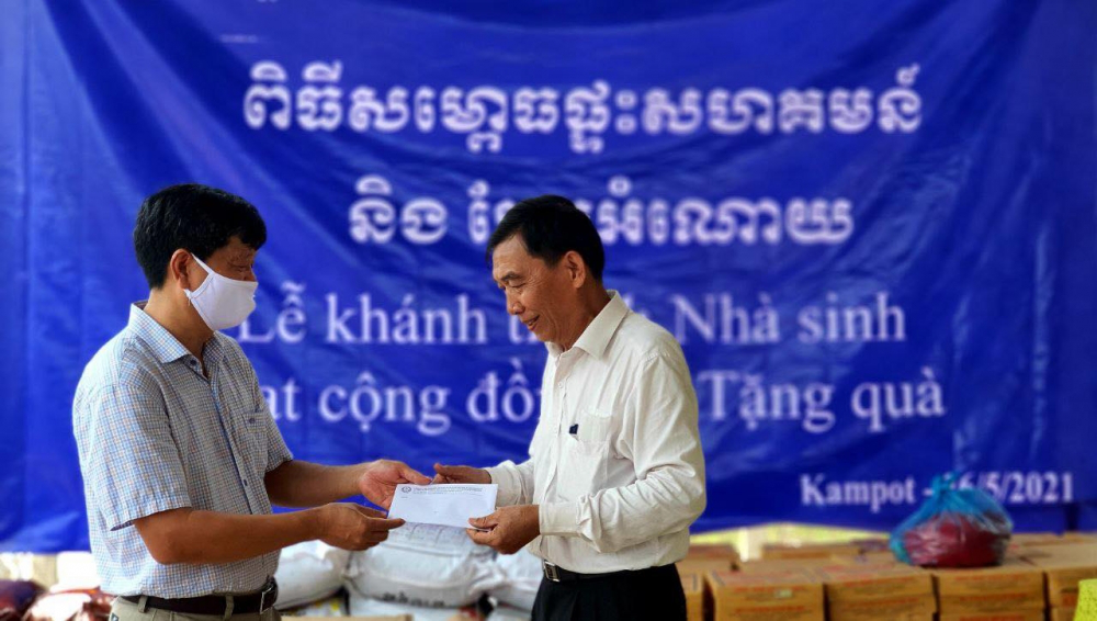 Inaugurating communal house for Vietnamese Cambodian in Kampot