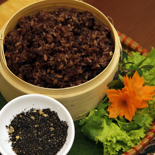 Sticky rice with black canarium – A new favorite of Hanoians