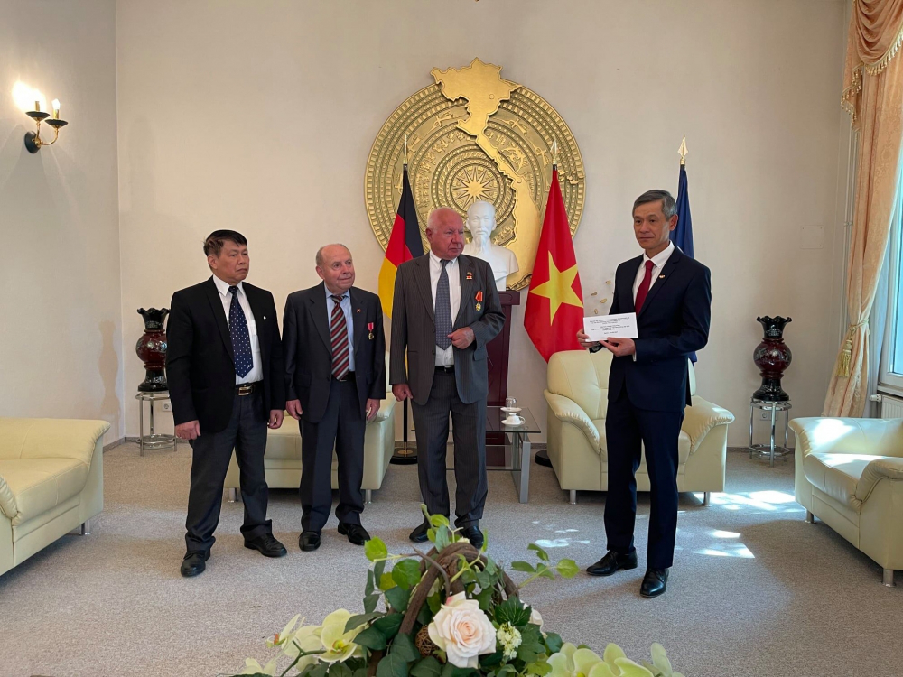 2 German nationals receive Vietnam friendship awards