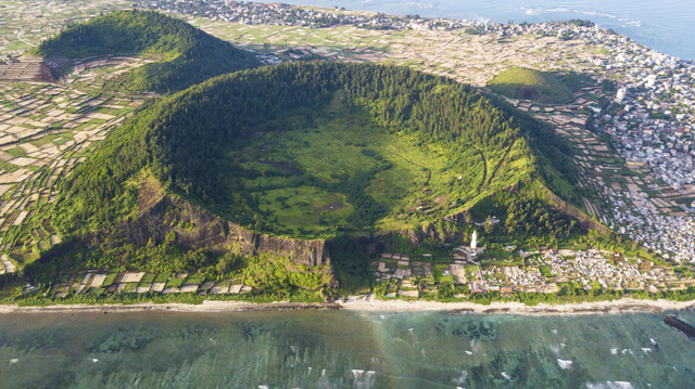 Stunning island in Quang Ngai boasts 2 volcanoes