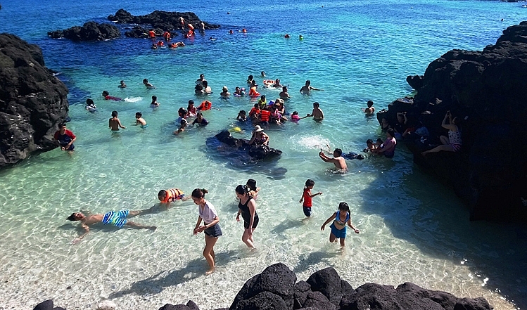 Stunning island in Quang Ngai boasts 2 volcanoes