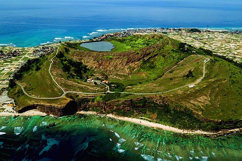 Stunning island in Quang Ngai boasts 2 volcanoes