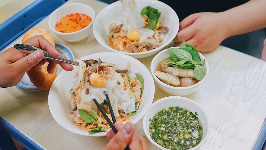 Banh uot with chicken offal, a Da Lat specialty you must not miss