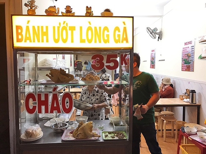 Banh uot with chicken offal, a Da Lat specialty you must not miss