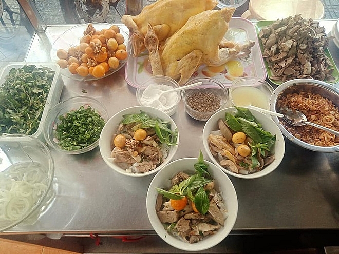 Banh uot with chicken offal, a Da Lat specialty you must not miss
