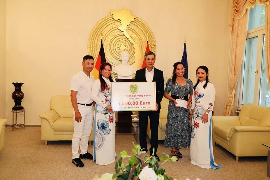 Overseas Vietnamese in Germany, Switzerland support Covid-19 vaccine fund