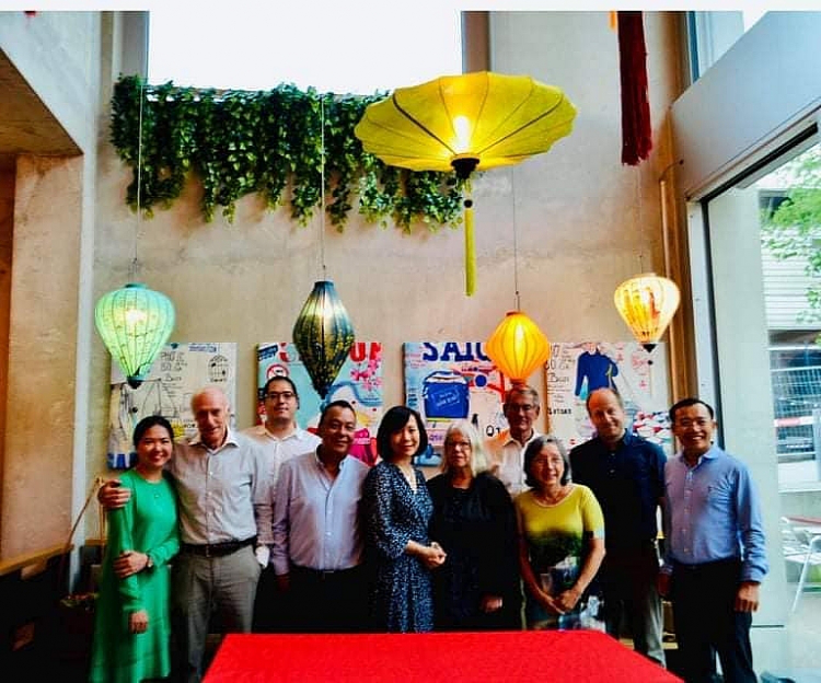 Vietnamese communities in Germany and Switzerland support the Covid-19 vaccine fund
