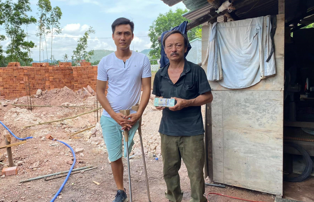 Amputee travels across Vietnam to help vulnerable people