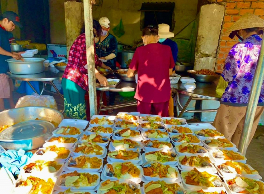 Charity Meals Made for Poor in Phu Yen amid Covid-19