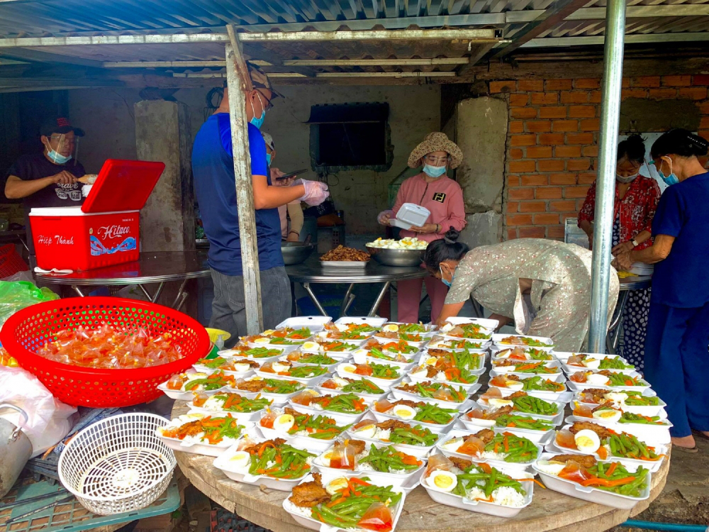 Charity Meals Made for Poor in Phu Yen amid Covid-19