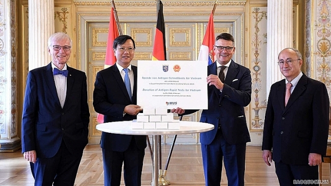 The state of Hessen (Germany) donates 160,000 rapid Covid test kits to Vietnam
