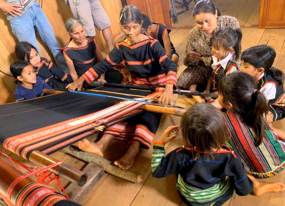 jrai women brocade weaving club in ia mo nong