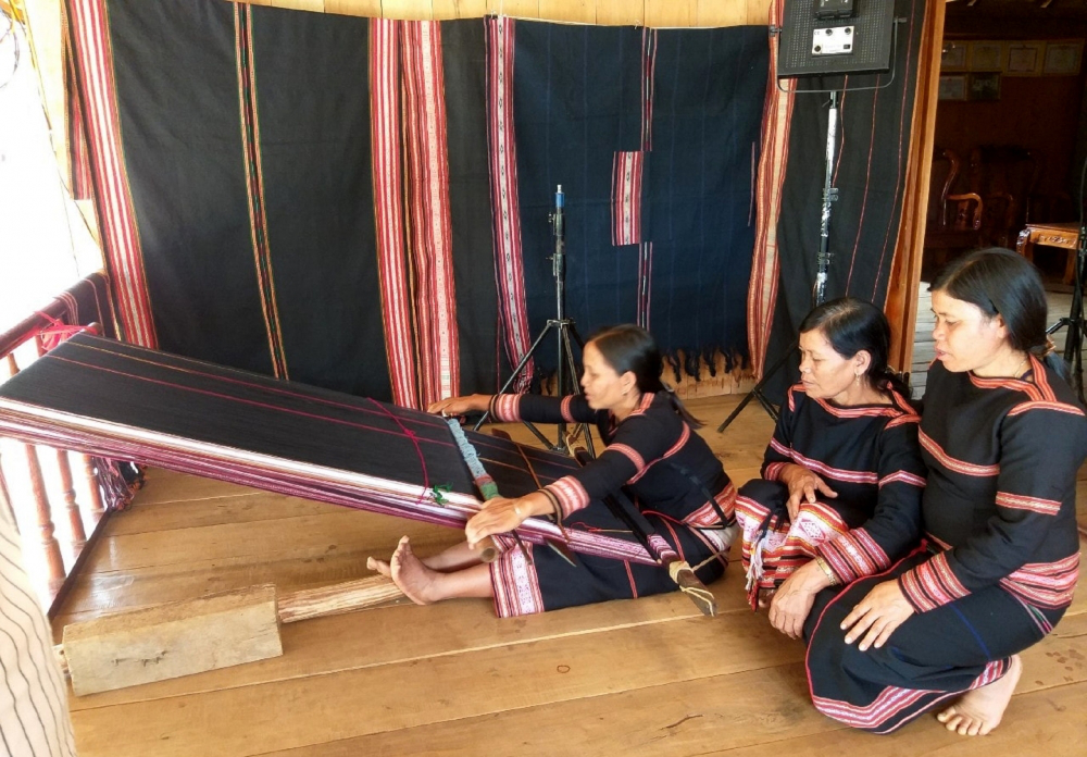 J'rai Women Brocade Weaving Club in Ia Mo Nong