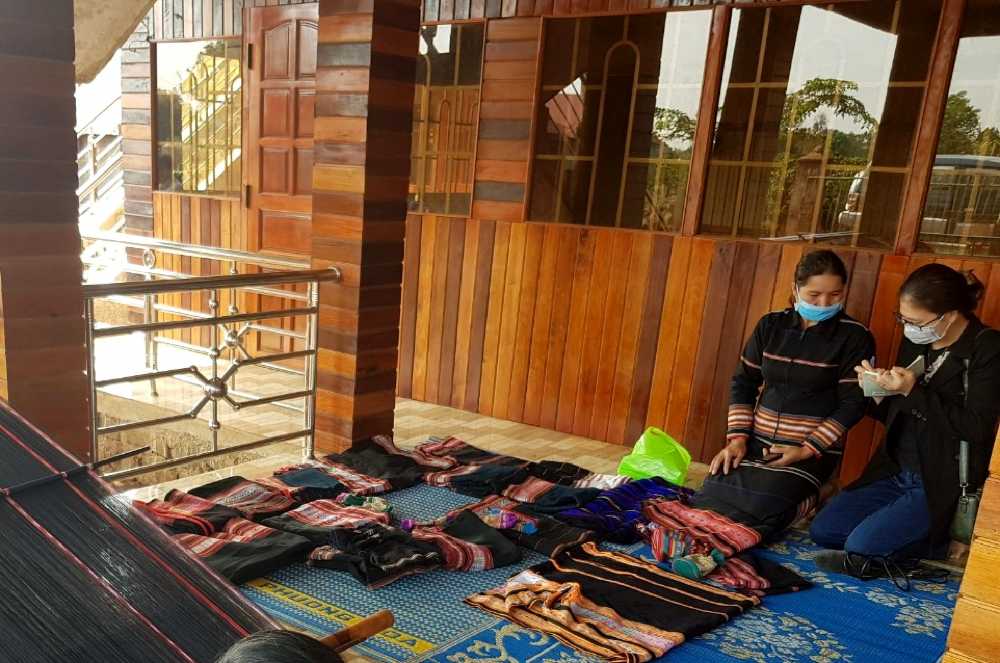 J'rai Women Brocade Weaving Club in Ia Mo Nong