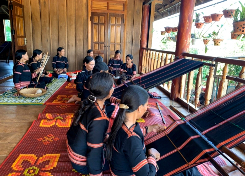 J'rai Women Brocade Weaving Club in Ia Mo Nong