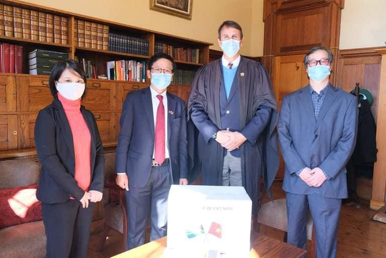 Vietnamese Community in South Africa donates 1 million Face Masks to African Countries