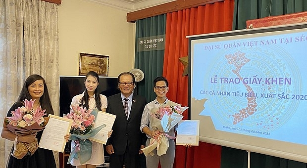 4 Overseas Vietnamese in Czech Republic Given Awards
