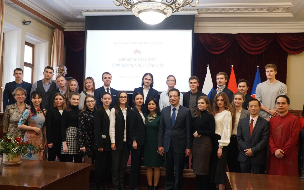 embassy of vietnam holds meeting for vietnamese learners in russia