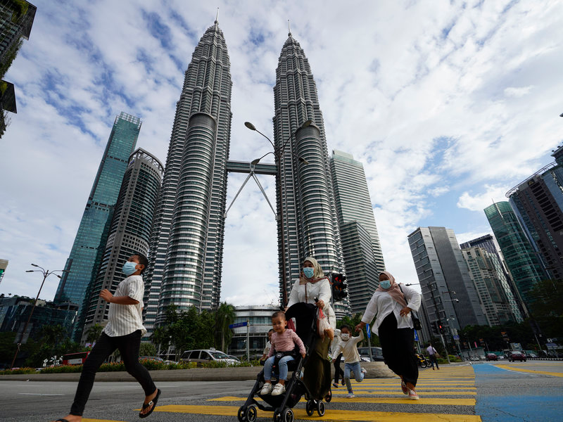 Malaysia announced emergency coronavirus lockdown amid political crisis