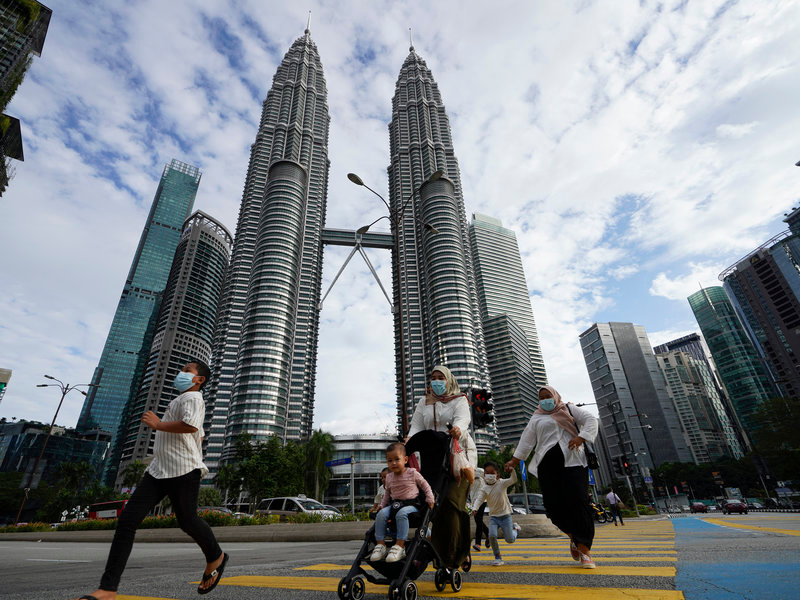 malaysia announced emergency coronavirus lockdown amid political crisis
